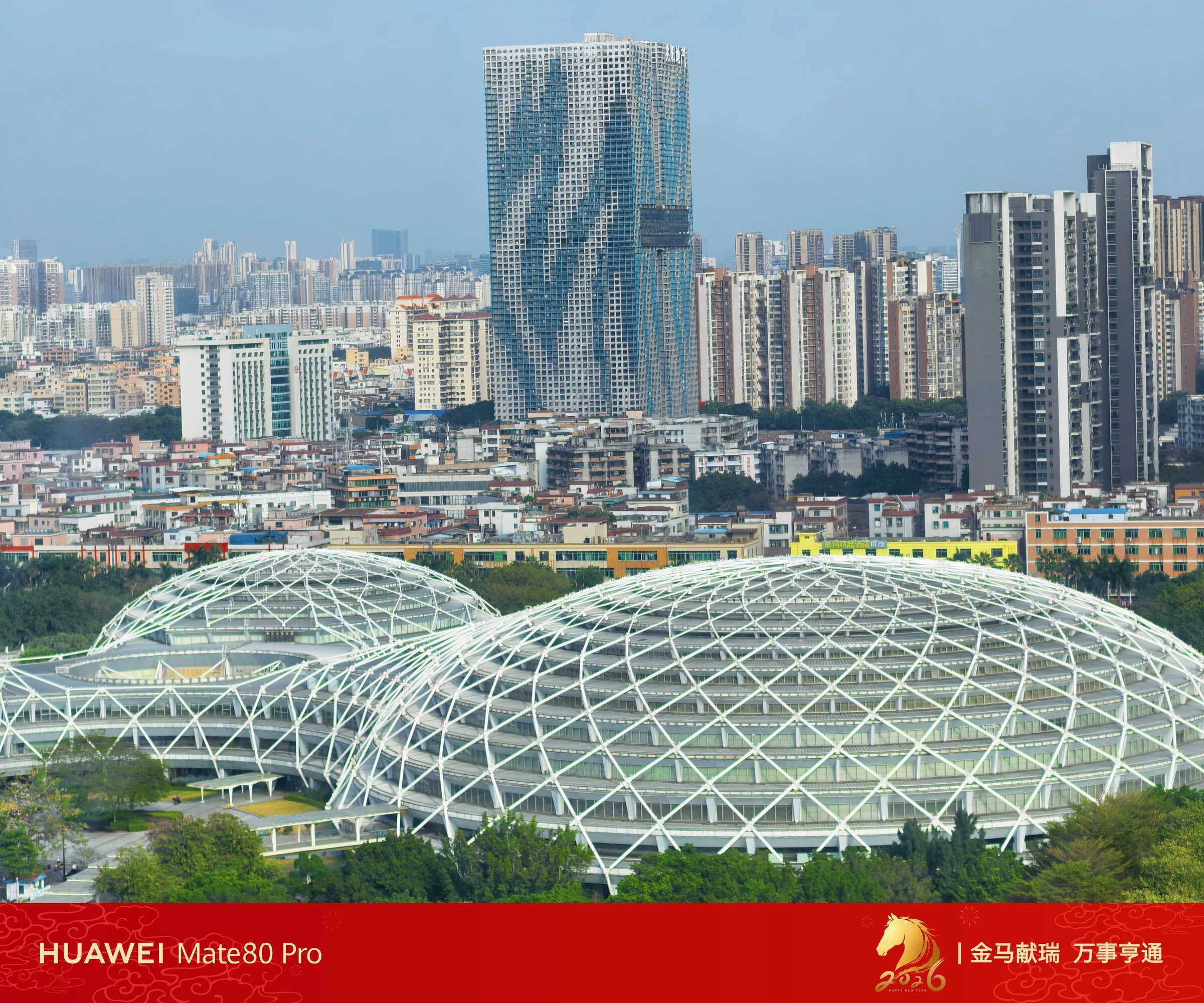 用镜头捕捉城市肌理的瞬间，才懂光影里藏着的年味有多动人