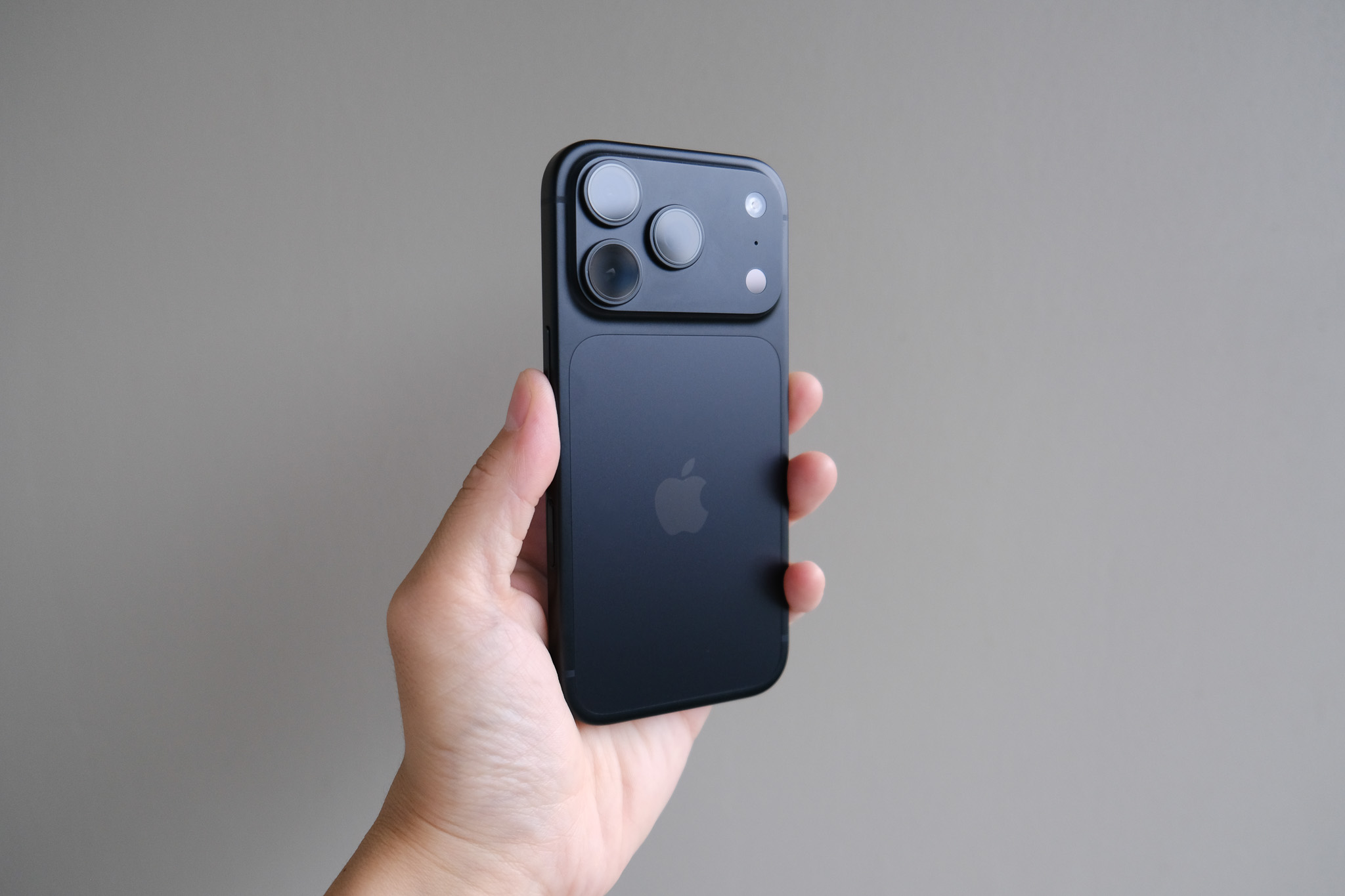 iPhone 18 Pro 上手:重了 7 克,主摄和散热补了回来(图1) iPhone 18 Pro 上手:重了 7 克,主摄和散热补了回来(图1)