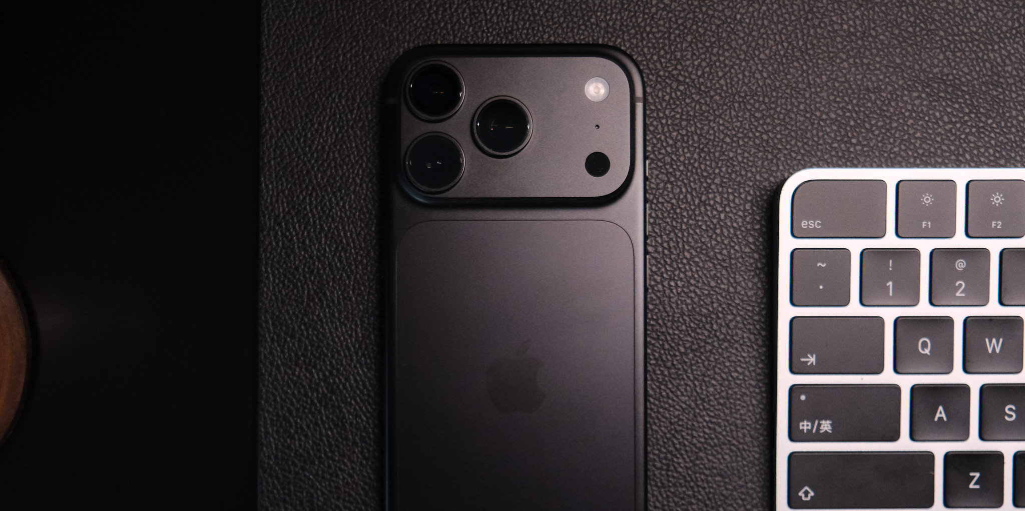 iPhone 18 Pro 对比 iPhone 17 Pro：重了 7 克，这钱到底该多花吗