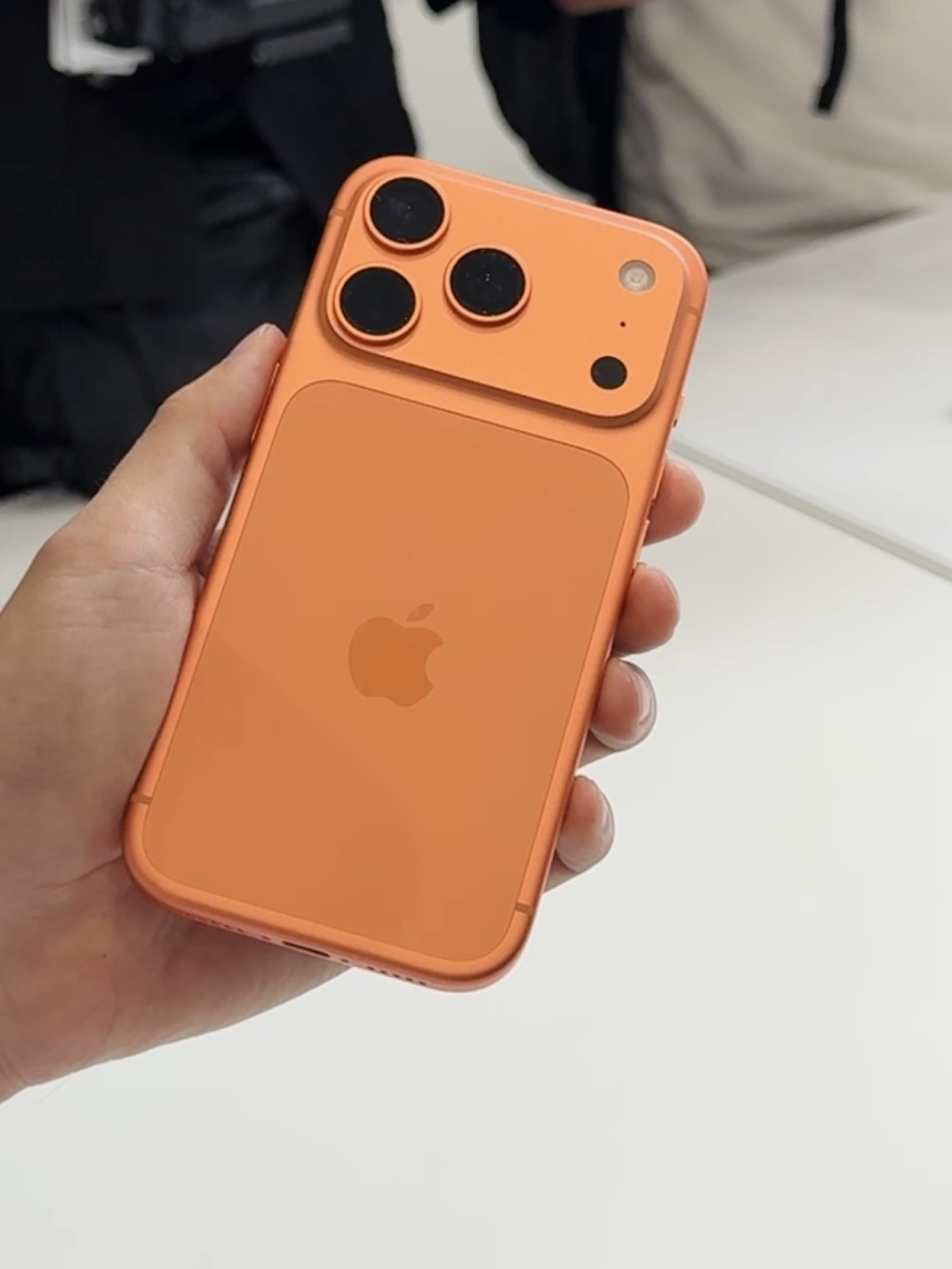 iPhone 18 Pro 对比 iPhone 17 Pro:重了 7 克,这钱到底该多花吗(图3) iPhone 18 Pro 对比 iPhone 17 Pro:重了 7 克,这钱到底该多花吗(图3)