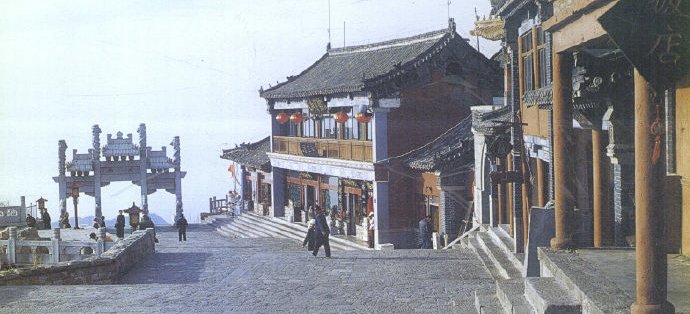 雨夜爬泰山:60 块一个座椅,山顶标间千元还订不到(图3) 雨夜爬泰山:60 块一个座椅,山顶标间千元还订不到(图3)
