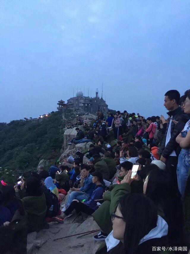 雨夜爬泰山：60 块一个座椅，山顶标间千元还订不到