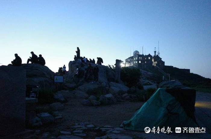 雨夜爬泰山:60 块一个座椅,山顶标间千元还订不到(图2) 雨夜爬泰山:60 块一个座椅,山顶标间千元还订不到(图2)