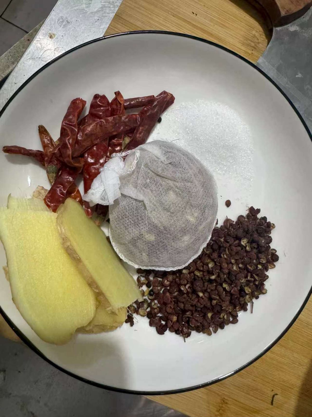 配料:辣椒、花椒、厚姜片、纱布料包、白糖 如何做好一锅茶叶卤蛋(图3)