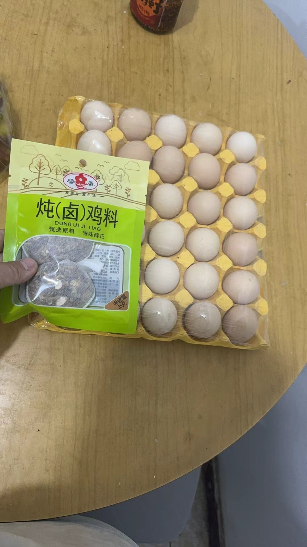 原料:炖卤鸡料一袋、白壳蛋一盘 如何做好一锅茶叶卤蛋(图1)