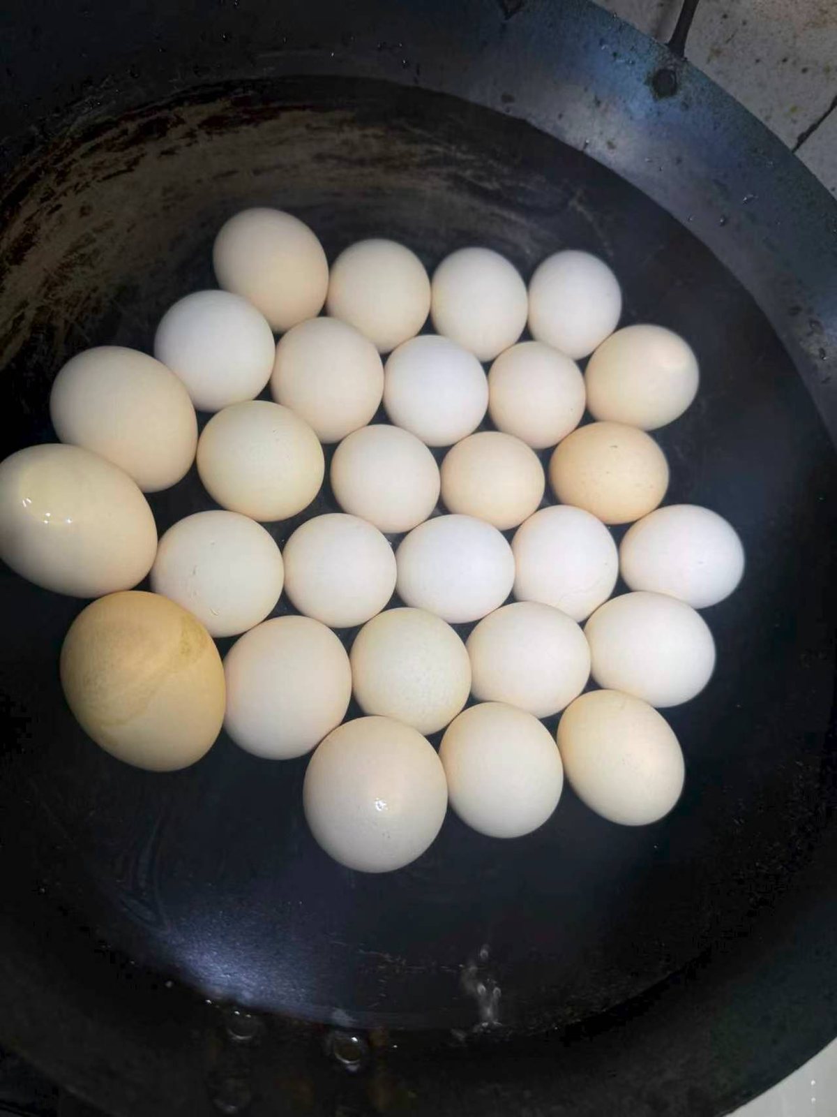 冷水下锅,蛋平铺一层不叠 如何做好一锅茶叶卤蛋(图2)
