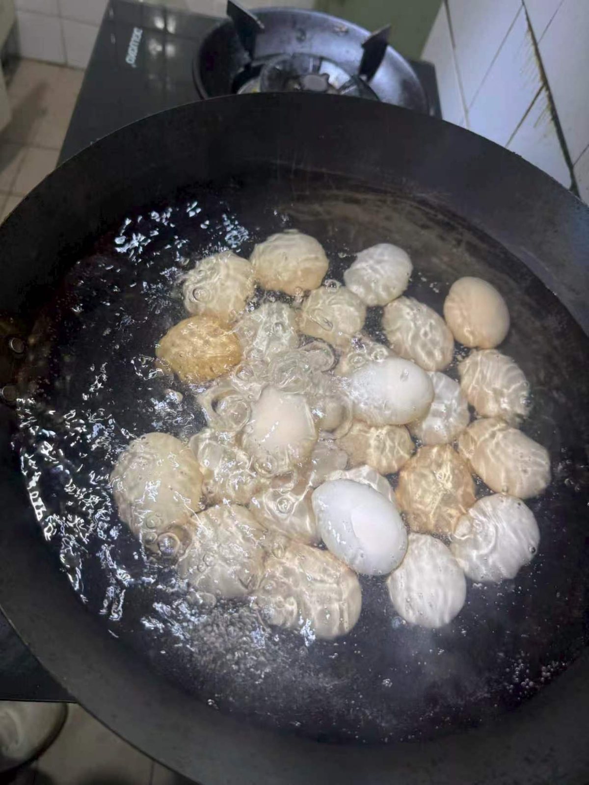 裂纹蛋在卤汤里沸腾 如何做好一锅茶叶卤蛋(图8)