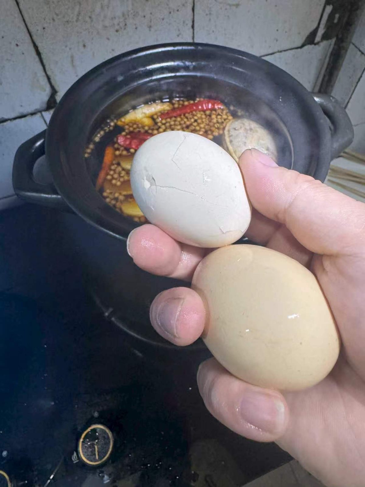 磕壳:细密网纹,别磕太碎 如何做好一锅茶叶卤蛋(图7)