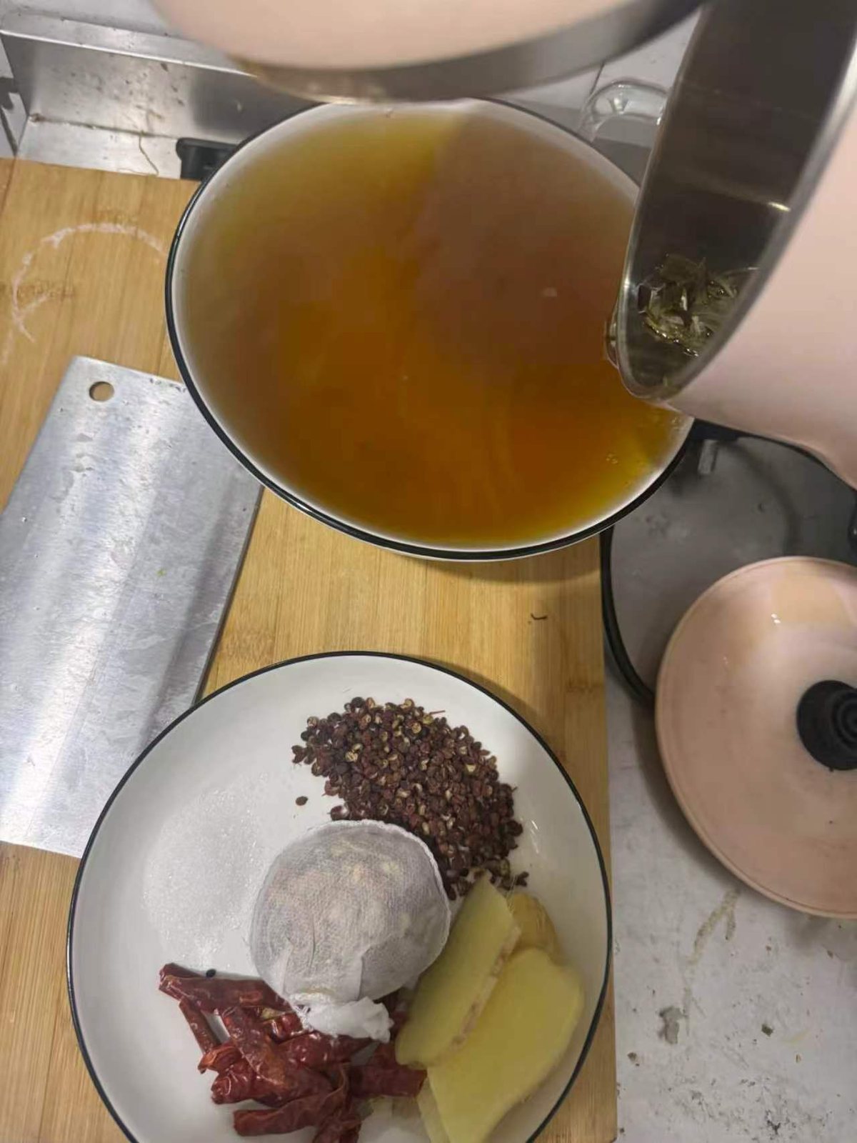 茶汤倒入锅中,壶嘴处拦着茶叶 如何做好一锅茶叶卤蛋(图6)