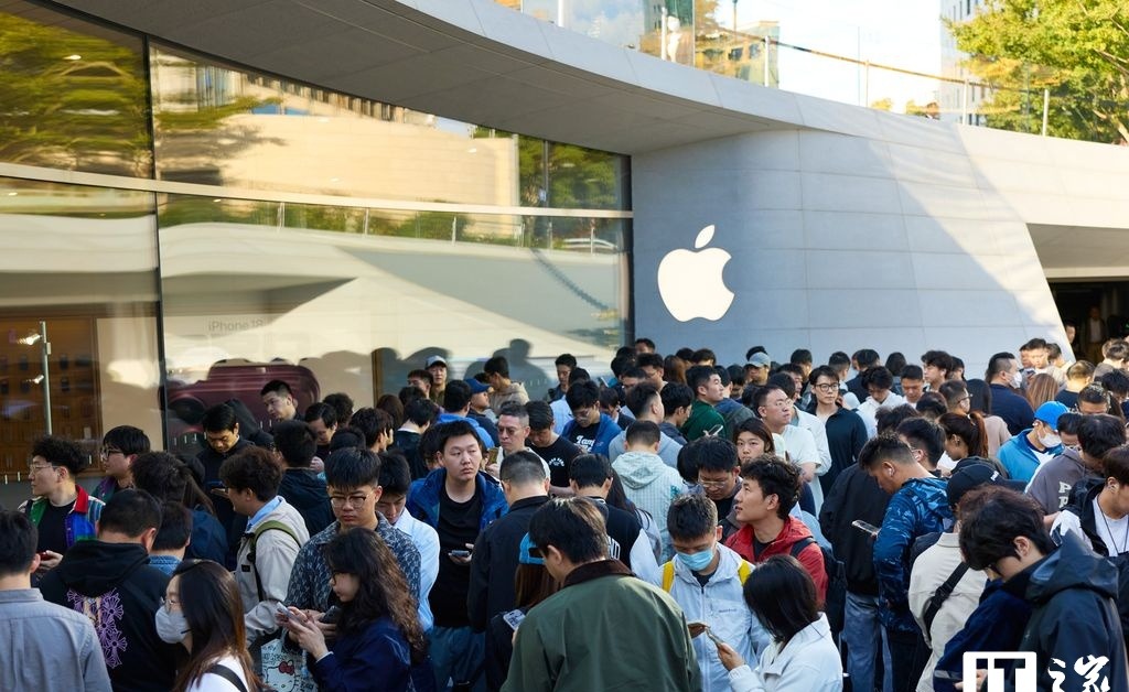 iPhone Duo开卖第一天：营业厅的人直接坐进了Apple Store