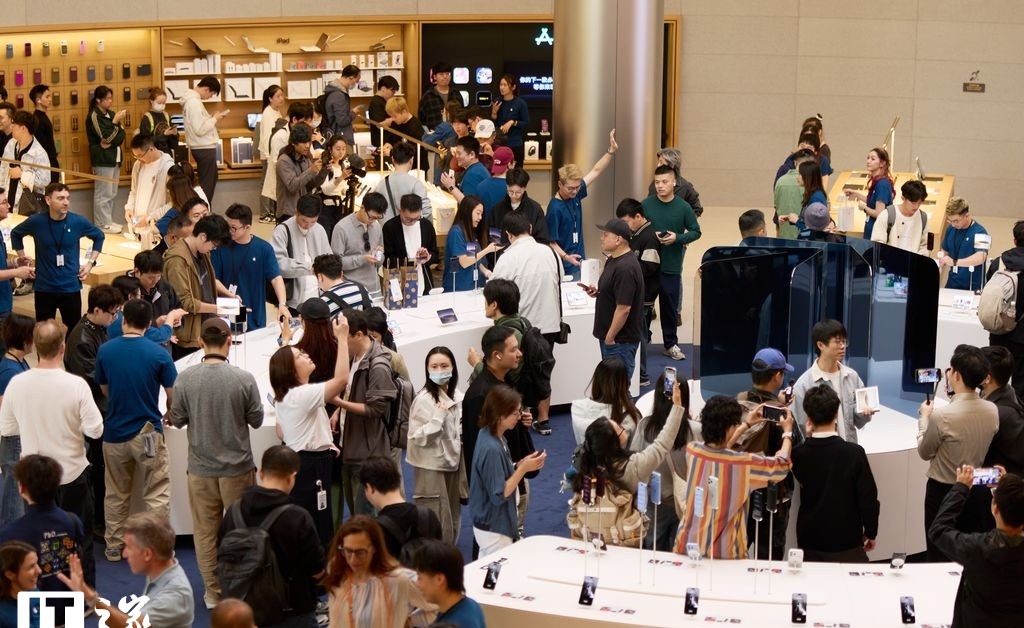 iPhone Duo开卖第一天:营业厅的人直接坐进了Apple Store(图2) iPhone Duo开卖第一天:营业厅的人直接坐进了Apple Store(图2)