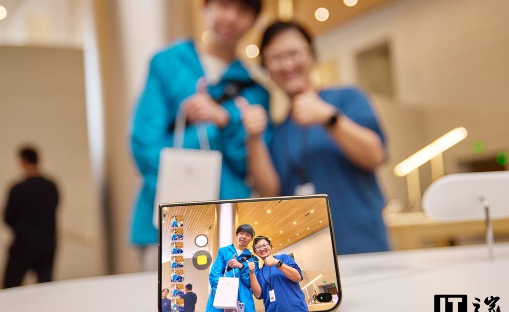 iPhone Duo开卖第一天:营业厅的人直接坐进了Apple Store(图3) iPhone Duo开卖第一天:营业厅的人直接坐进了Apple Store(图3)