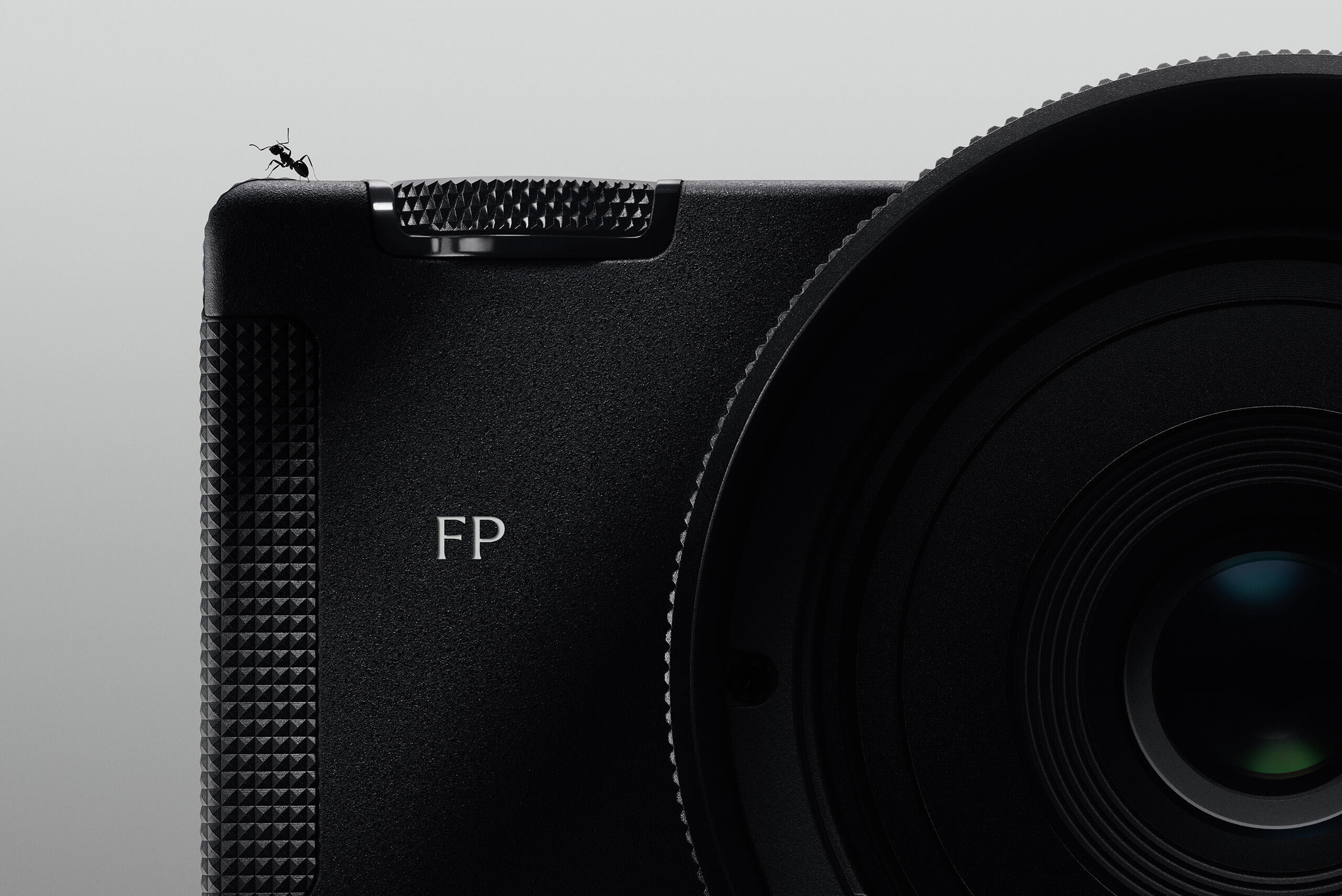 12999元的适马FP2，把全画幅压成4厘米厚的方块