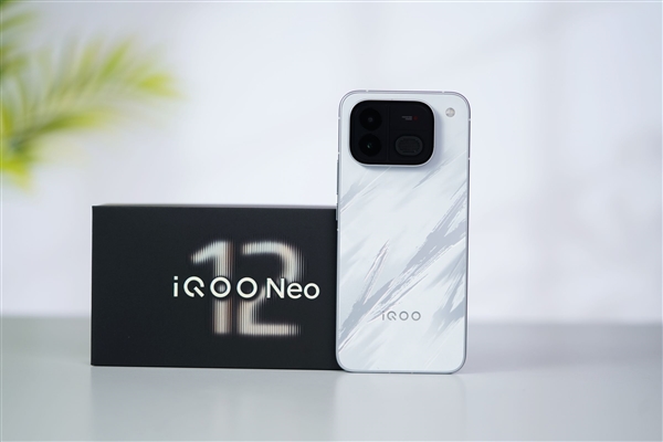 3149 元的 iQOO Neo12 塞了 9000mAh,还加了个风扇(图2) 3149 元的 iQOO Neo12 塞了 9000mAh,还加了个风扇(图2)